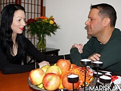 Gros cul, Grosse bite, Sucer une bite, En levrette, Cuisine, Seins naturels, Adolescente, Nénés