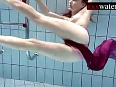 18 jahre, Nackt, Nudist, Pool, Öffentlich, Rotschopf, Titten, Unter wasser