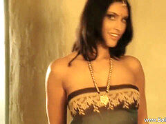 Brunette brune, Indienne