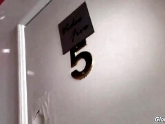 Grosse bite, Gros seins, Brunette brune, Éjaculation interne, Trou de la gloire, Branlette thaïlandaise, Hard, Mère que j'aimerais baiser