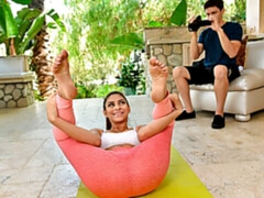 Sucer une bite, Brunette brune, En levrette, Branlette thaïlandaise, Embrassement, Seins naturels, Rasée, Adolescente