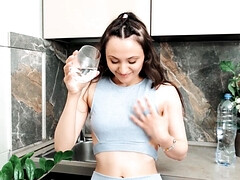 18 jaar, Bruinharig, Dichtbij, Orgasme, Kut duiken, Russisch, Alleen, Tiener