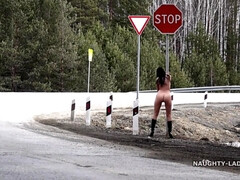Amateur, Morena, Tetona, Despelote, Tetas naturales, Al aire libre, Ruso, Tetas