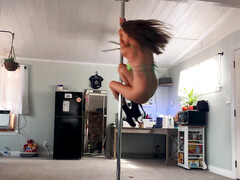 Madi Meadows makes herself cum