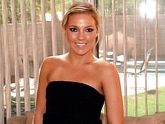 18 ans, Gros cul, Grosse bite, Sucer une bite, En levrette, Cheveux courts, Adolescente, Nénés