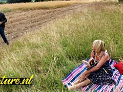 Blonde, Sucer une bite, Britannique, En levrette, Hard, Embrassement, Mature, Public