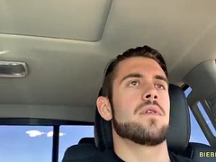 Grosse bite, Voiture, Homosexuelle, Masturbation, Muscle, De plein air, Public, Solo
