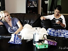 デカパイ, 指いじり, レズビアン, なめる, 剃毛, ストリッピング, オッパイの, おもちゃ