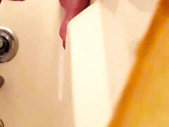 素人, 指いじり, 淫乱熟女, 母, オマンコ, 現実, シャワー, のぞき