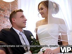 La coppia sposata decide di vendere la figa della sposa a buon prezzo