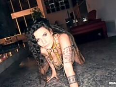 Cul, Gros cul, Noire, Sucer une bite, Brunette brune, En levrette, Mère que j'aimerais baiser, Tatouage