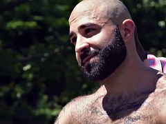 Anal, Verga grande, Negro, Ébano, Peludo, Interracial, Al aire libre, Tatuaje