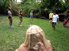 Blonde, Sucer une bite, En levrette, Faciale, Branlette thaïlandaise, Hd, De plein air, Public