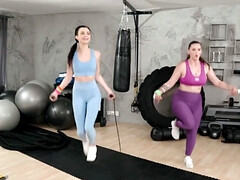 Большие сиськи, Минет, Пухленькие, Европейки, Сидя на лице, Спортзал, Ласковые ручки, Лесбиянка