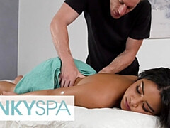 Grosse bite, Brunette brune, Tir de sperme, En levrette, Faciale, Hd, Fille latino, Léchez