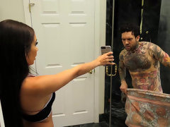 Cuarto de baño, Tetas grandes, Negro, Garganta profunda, Penetracion con dedos, Sexo duro, Mamá, Mojado