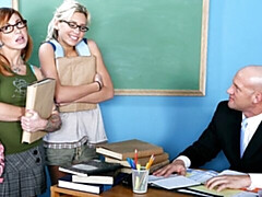 18 jaar, Grote kont, Grote mammen, Pijpbeurt, Hondjeshouding, Kantoor, Pijn, Tiener