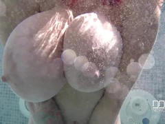 Arsch, Grosser arsch, Grosse titten, Britisch, Füsse, Pool, Rasiert, Solo