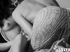 Gros seins, Blonde, Brunette brune, Plantureuse, Lingerie, Masturbation, Actrice du porno, Nénés