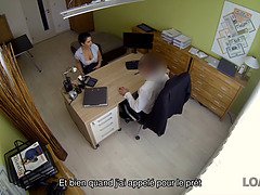 Loan4k. bombasse aux gros seins satisfait l'homme pour obtenir l'argent nécessaire