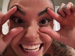 Grosser arsch, Hundestellung, Doppelpenetration, Frau frau mann, Klaffend, Handjob, Kurzes haar, Flotter dreier