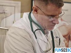 Anal, Grosse bite, Sucer une bite, Médecin, Homosexuelle, Fille latino, Suçant, Adolescente