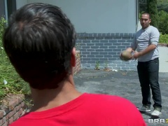 Tetas grandes, Mamada, Corridas faciales, Penetracion con dedos, Lamidas, Mamá, Cabello corto, Tatuaje