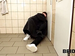 In den arsch, Grosser arsch, Braut, Braunhaarige, Betrug, Pummelig, Toilette, Hochzeit