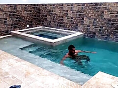 Grosser arsch, Grosser schwanz, Gruppe, Latina, Muskel, Nackt, Pool, Tätowierung