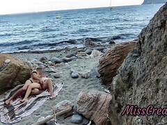 ブロンド, 着衣女と全裸男, 浮気する, 指いじり, 露出狂, 公共, オマンコ, のぞき