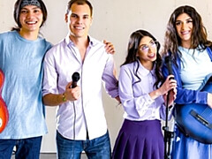 18 jaar, Kont, Grote lul, Pijpbeurt, Hondjeshouding, Kwartet, Natuurlijke tieten, Tiener