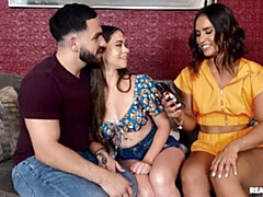 Slaapkamer, Grote kont, Pijpbeurt, Hondjeshouding, 1 man 2 vrouwen, Natuurlijke tieten, Tiener, Tieten likken