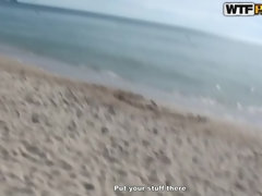 Plage, Brunette brune, Masturbation, De plein air, Public