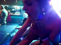 Zwart, Bruinharig, Naakte man aangeklede vrouw, Vuisten, Groep, Feest, Kousen, Swinger