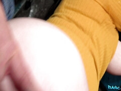 Sucer une bite, Brunette brune, Plantureuse, Tir de sperme, Argent, De plein air, Public, Nénés