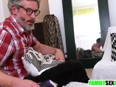 Pijpbeurt, Bruinharig, Dochter, Masturbatie, Tepels, Slipje, Kut duiken, Plagen