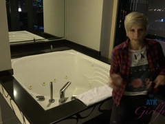 Amateur, Rubia, Penetracion con dedos, Bragas, Coño, Afeitado, Cabello corto, Calcetines