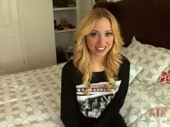 Blond, Vingeren, Masturbatie, Klein, Doordringend, Kut duiken, Geschoren, Tieten likken