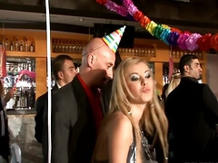 Анальный секс, Большой член, Большие сиськи, Брюнетки, Глубокая глотка, Пальцем, Оргазм, Чулки