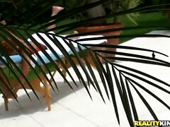 Culo grande, Bikini, Negro, Rubia, Latina, Aceite, Al aire libre, Tatuaje