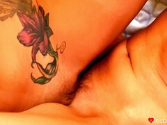 69 negenenzestig, Lieveling, Bruinharig, Latijnse vrouw, Lesbisch, Likken, Klein, Tieten likken