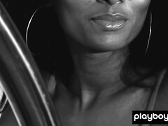 Noire, Souple, Nue  à poil, Seins naturels, Chatte, Rasée, Maigrichonne, Solo