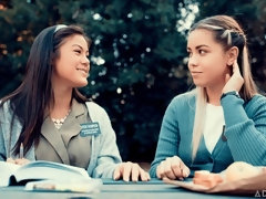 Brunette brune, Lesbienne, Léchez, Seins naturels, Chatte, Dénudage, Adolescente, Nénés