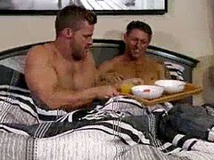 Braunhaarige, Kondom, Schwul, Behaart, Hardcore, Piercing, Tätowierung