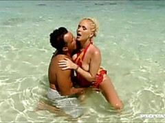 Strand, Grosser arsch, Grosser schwanz, Grosse titten, Blondine, Blasen, Hundestellung, Milf