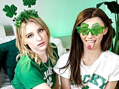 18 jaar, Grote kont, Grote lul, Pijpbeurt, Hondjeshouding, Kwartet, Natuurlijke tieten, Tieten likken