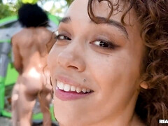 Bruinharig, Lul, Likken, Natuurlijke tieten, Buiten, Doordringend, Kut duiken, Tieten likken