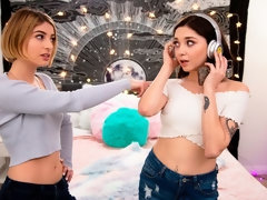 Поза 69, Жопа, Поцелуи, Мастурбация, Тощие, Стриптизерша, Тату, Молоденькие