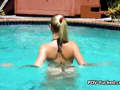 Amateur, Gros seins, Noire, Blonde, Plantureuse, Seins naturels, Piscine, Serré