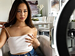 Asiatique, Gros cul, Grosse bite, Gros seins, Sucer une bite, En levrette, Maigrichonne, Adolescente